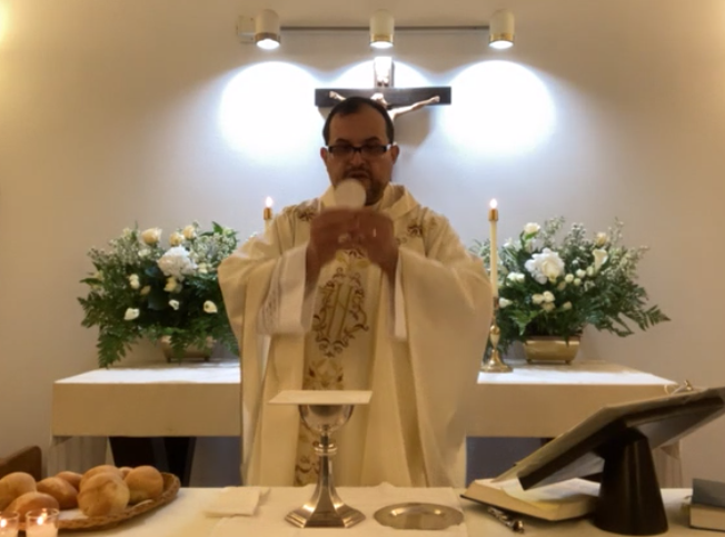 Sunday Eucharist, 10:00 a.m. | Santa Eucaristía de Domingo~ La SantaMisa, 11:45 a.m.